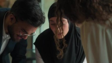 Mimarlar inşaatçılar, mühendisler, tasarımcılar, iş arkadaşları, planlar, planlar masa başı işleri, masa başı işleri, erkek müslüman kadınlar, ofisteki kadınlar.