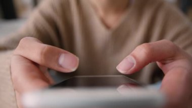 POV bakış açısı ekrandaki cep telefonlarına dokunuyor yazıcı yazıcı bağımlılığı olan kadın kullanıcı etkileyiciyi kapatıyor akıllı telefon internet internet bağımlılığı sosyal medya kullanarak parmaklarıyla kaydırıyor