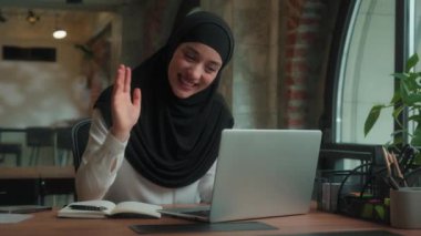 Arap İslami Müslüman kadın mutlu kız arkadaş canlısı iş kadını danışman video görüntüsü laptop görüşmeleri bilgisayar iletişimi merhaba internet konferansı sohbet ofisi