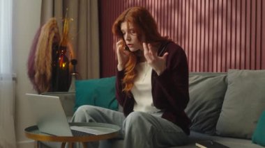 Gergin, endişeli kadın, beyaz, kız öğrenci, iş kadını, ev sohbeti müşterisi cep telefonu anlaşmazlığı tartışması, hoşnutsuz kadın sorunu, dizüstü bilgisayar siparişi sorunu.