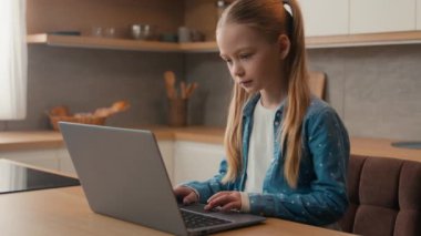 Bilgisayarlı beyaz liseli bir kız, internet sitesi çocuk okullu kızını evde izliyordu. Bilgisayarda uzak mesafelere çalışarak sosyal medyada sohbet ediyordu.