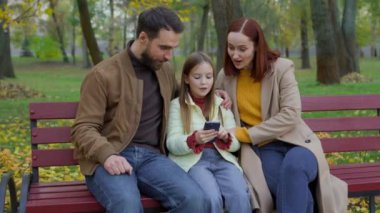 Neşeli bir aile birlikte mutlu bir adam, baba baba, anne, çocuk, kız, açık hava, baba, bebek, cep telefonu, akıllı telefon, harika ekranlara bak.