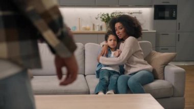 Acımasız Afrikalı Amerikalı baba baba, yumruğunu sıkmakla tehdit ediyor. Küçük kız, oğlan, kız kardeş kucaklaması. Kardeş, aile içi şiddeti evde istismar eden çocukları koruyor.