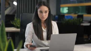 Kafkasyalı hayal kırıklığına uğramış üzgün, endişeli, kafası karışık, kafası karışık, endişeli, endişeli kadın ofis çalışanı, kötü haber cep telefonu sorunu okuyan iş kadını.