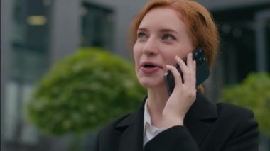 Kendine güvenen genç, kendine güvenen, beyaz, kadın, iş kadını, hoş sohbetler, cep telefonu konuşmaları, şehir dışındaki akıllı telefon bağlantıları.