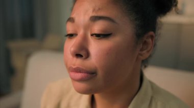 Kapalı yüzlü Afrikalı Amerikalı kadın üzgün üzgün üzgün üzgün üzgün üzgün üzgün üzgün etnik kız bayan ev sahibi sorunlu düşünceli üzgün depresyon endişeli kederli evde sağlık sorunları