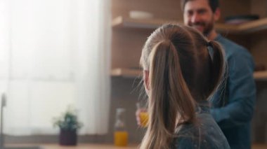 Mutfakta gülümseyen beyaz aile içkisi vitamin vitamini küçük kız kız çocuk evde baba iki bardak portakal suyu getir birlikte içip teslimattan konuşalım.