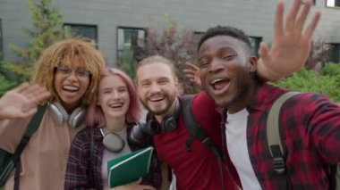 Webcam view video blogu görüntülü sohbet sanal toplantı konferansı çok ırklı Kafkasyalı Afrikalı Afrikalı Afrikalı Amerikalı öğrenciler kadın erkekler erkek birlikte kayıt. Merhaba, şehirde selfie konuşmak için buraya gelin.