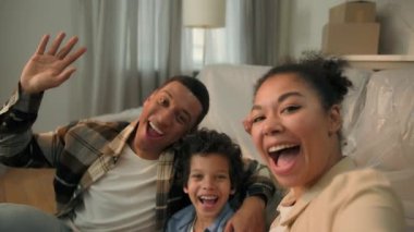 Afro-Amerikan mutlu aile babası, oğlu, birlikte somurtuyor, fotoğraf makinesi çekiyor, eğleniyor, gülüyor, gülüyor, gülüyor, gülüyor, gülüyor, gülüyor, çocuk, akıllı telefon videosu.