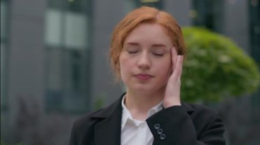 Endişeli genç, kızıl, beyaz, kadın, üzgün, iş kadını, zarif, baş ağrısı çeken, baş ağrısı çeken, şehir merkezindeki baş ağrısına dokunan takım elbiseli kız.