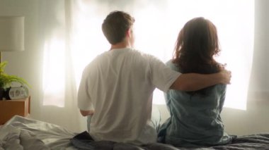 Arkaya bakan erkek, yatakta erkek, sevgilisine sarılır yatak odasında rahat bir otel kiracısı, yakınlık, sevgi, şefkat, sevgi, harmoni, sıcaklık.