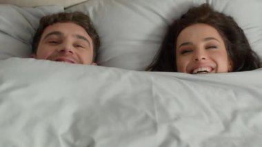 Mutlu, neşeli çift kadın, neşe, neşe, neşe, yorgan, kadın, yatak odası, hafta sonu, dinlenme, hayal, rahatlama, ortopedik yatak, tembel, tatmin olmuş, kaygısız kız arkadaş.