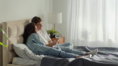 Erkek arkadaş, kadın, erkek arkadaş, yatak odasında yan yana yatıyor. Cep telefonu teknolojisi sosyal ağlara takılıyor, gülüyor, internetteki komik video şakalarına gülüyor. Haftasonu kadın erkeğe dinleniyor.