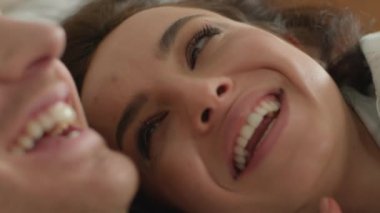 Mutlu yüzler, erkek kız, erkek, kadın, espri, eğlence, eğlence, kaygısız kadın, dişlek, dişlek, zevk, sohbet, balayı, muhabbet, aşk, yatak odası.