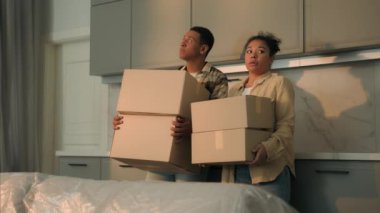 Üzgün çift Afrika kökenli Amerikalı aile koca ev sahipleri apartman dairesi kiracıları karton kutuları olan üzgün kadın adam ev kredisi tahsilatı boşanması.
