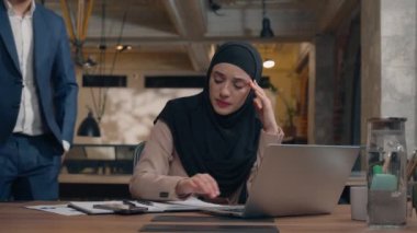 Üzüntülü işçi Müslüman iş kadını tesettüre girdi çevrimiçi proje hatasını üzdü Arap erkek işadamı işadamı koçu stajyerin ofis bilgisayarında çalışan mutlu kadının sorununu çözmesine yardım etti