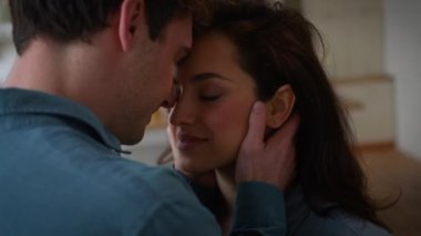 Mutlu çift evliliğe bayılıyor, gülümseyen insanlar konuşuyor, alnına dokunuyor, erkek arkadaş, erkek koca, kadın kadına sarılıyor, kız arkadaş sevgilisinin evlilik yıldönümü romantik.