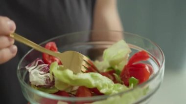El çatalı delme salatası, domates, lahana, sebze, sağlıklı beslenme, akşam yemeği, taze malzeme, öğle yemeği, vejetaryen, kahvaltı, kalori, leziz baharat.