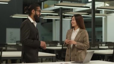 Asyalı kadın Koreli iş kadını Çinli iş kadını Japon kadın ofis çalışanı tokalaşan gülümseme Arap iş adamı Hintli erkek erkek iş birliği ortaklığı çok ırklı iş arkadaşları.