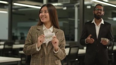 Asyalı mutlu, zengin iş kadını Çinli kadın Koreli iş kadını büyük para başarısı Japon kadın ofis başarısız iş adamı erkek adam az finansman ve eşit maaş sayıyor