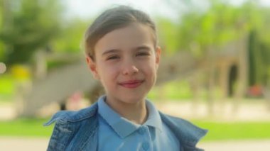 Genç kız çocuk mutlu beyaz kız gülümse çok sevimli masum kız portre şehir açıklarında tatil sevimli kız öğrenci poz ver çocuk velayet okulu aile evlat edinin