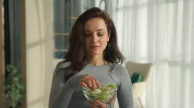 Mutlu Kafkas kadın atletik vücut zayıflığı zayıflama kilo kaybı gülümseme beslenme atıştırmalıkları salata dikenli sebze, domates, sağlıklı gıda kalorileri kadın vegan vitamini.