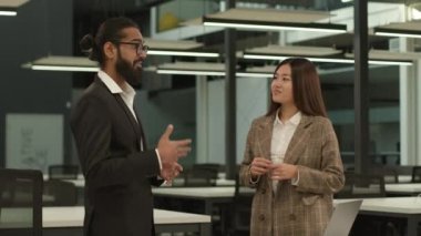 Asyalı kadın Koreli iş kadını Çinli iş kadını Japon kadın ofisi Arap iş adamı Hintli adam erkek iş birliği ortaklığı çok ırklı iş arkadaşları hakkında konuşuyor