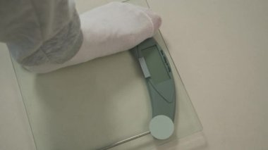 Erkek ayağı teraziye basar kilo kaybı spor ekipmanları aşırı kilo zayıflama diyet kilo kilo kilo yağ kalori yakma bel hattı beslenme figürü yer zayıflığı sağlık kontrolü