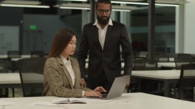 Asyalı kadın Koreli iş kadını Çinli kadın işkadını Japon kadın ofis müdürü dizüstü bilgisayarda çalışan Arap iş adamı Müslüman erkek, erkek lider kontrol işi.