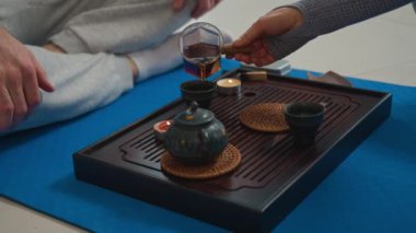 Çay masası seremonisi sakin ahenk sağlık kokulu aroma sıcak siyah romantizm ferahlatıcı içecekler çaydanlık çaydanlığı çay fincanı geleneksel bitki özlü sıvı ilaç servisi