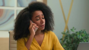 Memnun olmayan Afro-Amerikan iş kadını kızgın kızgın kızgın ofis işvereni bayan bayan mutsuz kadın cep telefonu cevapları cep telefonu konuşmaları olumsuz konuşmalar