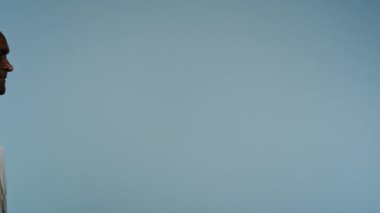 Afrikalı Amerikalı erkek doktor çerçeveye giriyor. Ciddi erkek doktor. Profesyonel sağlık çalışanı. Beyaz önlüklü doktor.