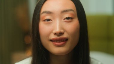 Asyalı Japon kadın 20 'li yaşlarda genç kız öğrenci iş kadını Çinli kadın müşteri Asya güzeli neşeli duygular içerideki kamera vesikalıklarına bakan neşeli gülümseme.