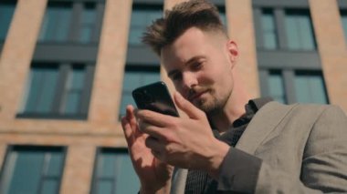 Kafası karışmış Kafkasyalı iş adamı şehir merkezinde kaybolan erkek işadamı. Akıllı telefondan yerini araştırıyor. GPS haritası, mobil uygulama telefonu kullanıyor.