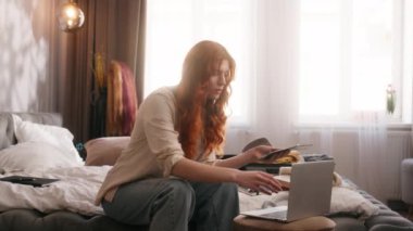Beyaz kadın kadın yatak odasında, otel odası siparişi, cep telefonu, konuşma danışma, seyahat biletleri, seyahat biletleri, seyahat seyahati.