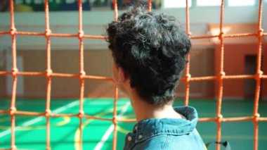 Genç, beyaz, genç, erkek, erkek, erkek, erkek, öğrenci üniversite koridorunda yürüyen, spor salonunda yürüyen, eğitime giden, futbol sahasına giden, spor dersine giden.
