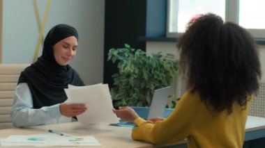 Çok ırklı kadın iş kadınları kadın ortaklar sözleşmeyi imzalayan kadın ortaklar iş anlaşması ortaklığı ofis Müslüman iş kadını tesettüre ve Afrikalı müşteri alımı