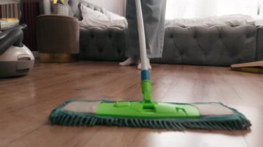 Tanınmayan kadın bayan bayan ev sahibi, ev sahibi, temizlikçi, yatak odasını temizleyen, paspası silen, temizlik yapan, temizlik yapan ev işleri yapan ev hanımı.