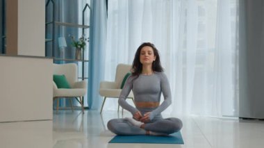 Kafkas kadın sporcu Yogi kadın sporcu sakin sakin otur Lotus pozisyonunda namaste sağlıklı vücut yogası yap evde meditasyon yap manevi uyum zen farkındalığı ile meditasyon yap