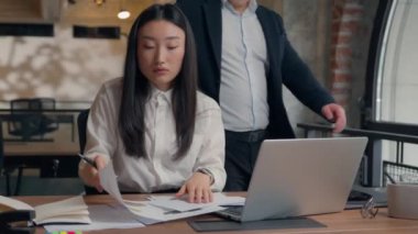 Asyalı kadın Koreli kız ofis stajyeri iş kadını iş kadını dizüstü bilgisayarları verileri kontrol et araştırma Çinli adam Japon iş adamı patron lider yürüyüşü git ve iyi iş çıkarmanı kutla baş parmağını salla