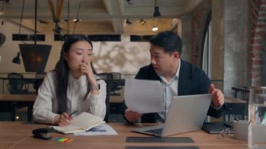 Asyalı kadın Koreli kız ofis stajyeri iş kadını yanlış evrak işleri yanlış veri belgeleri kötü iş Çinli adam Japon iş adamı kızgın lider hoşnutsuz konuşma git buradan