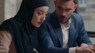 Çok ırklı erkek iş arkadaşları, Arap erkek kadın kadın erkek, erkek iş arkadaşları, iş ortakları, Müslüman tesettür işkadını, Hintli işadamı çevrimiçi proje projeleri hakkında sohbet ediyorlar.