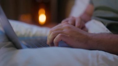 Erkek ellerini kapat ve dizüstü bilgisayarı yaz. Bilgisayar gereçleri kullanarak online teknoloji gecesinde çalış. Serbest internet sitelerinde dolaş, mesajlaş, tanınmayan iş e-posta işadamı ekommersi