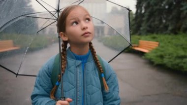 Tatminsiz küçük kız caddesi dışında kötü hava yağmuru okul öğrencisi mutsuz çocuk okulu sonbahar parkı canı sıkkın hayal kırıklığına uğramış ifade üzgün eğitim üzgün
