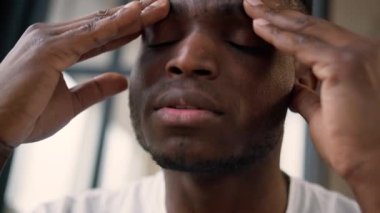 Üzgün, üzgün, Afrikalı, Amerikalı erkek. Migren ağrısı, baş ağrısı, stres, baş ağrısı, hastalık, grip, sağlık sigortasına zarar vermiş.