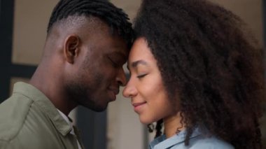 Afro-Amerikan mutlu çifti evli çiftler birbirine dokunuyor erkek erkeğe sarılıyorlar kadın eş sevecen erkek arkadaş erkek arkadaş sevgili romantik yıldönümü düğünü kamera tebessümüne bakarak