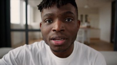 POV webcam akıllı telefon bakış açısı Afrika kökenli Amerikalı bir adam dokunmatik ekran klavyesini kullanıyor cep telefonu bağımlısı online sohbet eden cep telefonu ekranı şoku inanılmaz haberler okuyor mutlu erkek adam evine döndü