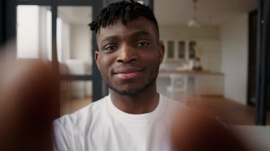 POV bakış açısı webcam cep telefonu ekranı Afro-Amerikalı erkek ev sahibi gülümseyen adam etkileyicisi cep telefonu parmaklarını kullanarak dokunmatik ekranda akıllı telefon sohbeti yaparak SMS mesajlarını okuyun