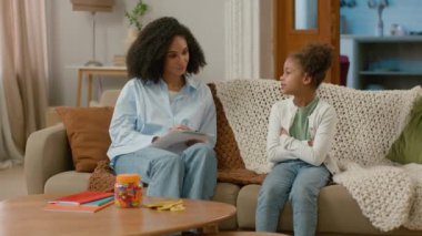 Afrikalı Amerikalı psikolog ev resepsiyonunda hasta psikolojisi kadın küçük kız çocuk konuşma diyalogları profesyonel uzman şikayet güven danışmanlığı iletişimi yazdı