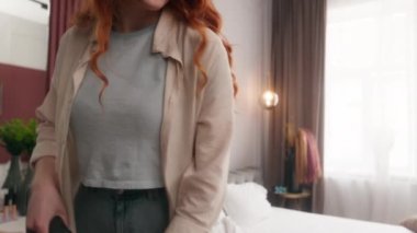 Mutlu, güler yüzlü kadın ev hanımı ev hanımı temizlikçi ev hanımı, ev hanımı, ev hanımı, ev sahibi, ev sahibi, elektrikli süpürge temizleyicisi, ev işlerini temiz tutar.